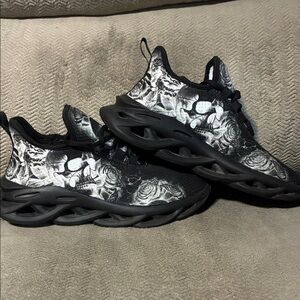 SIZE 7.5/8–Black & White Mens Skull Sneakers